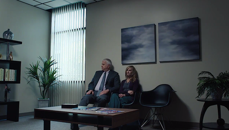 Tim Robbins, Holly Hunter (Screenshot: HBO)